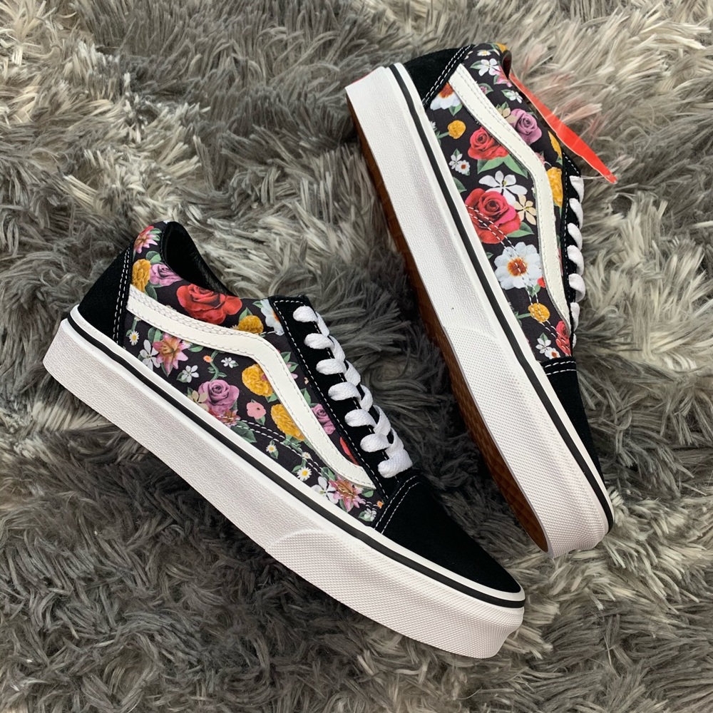 Vans Old Skool Shoes - Picture 2 of 4
